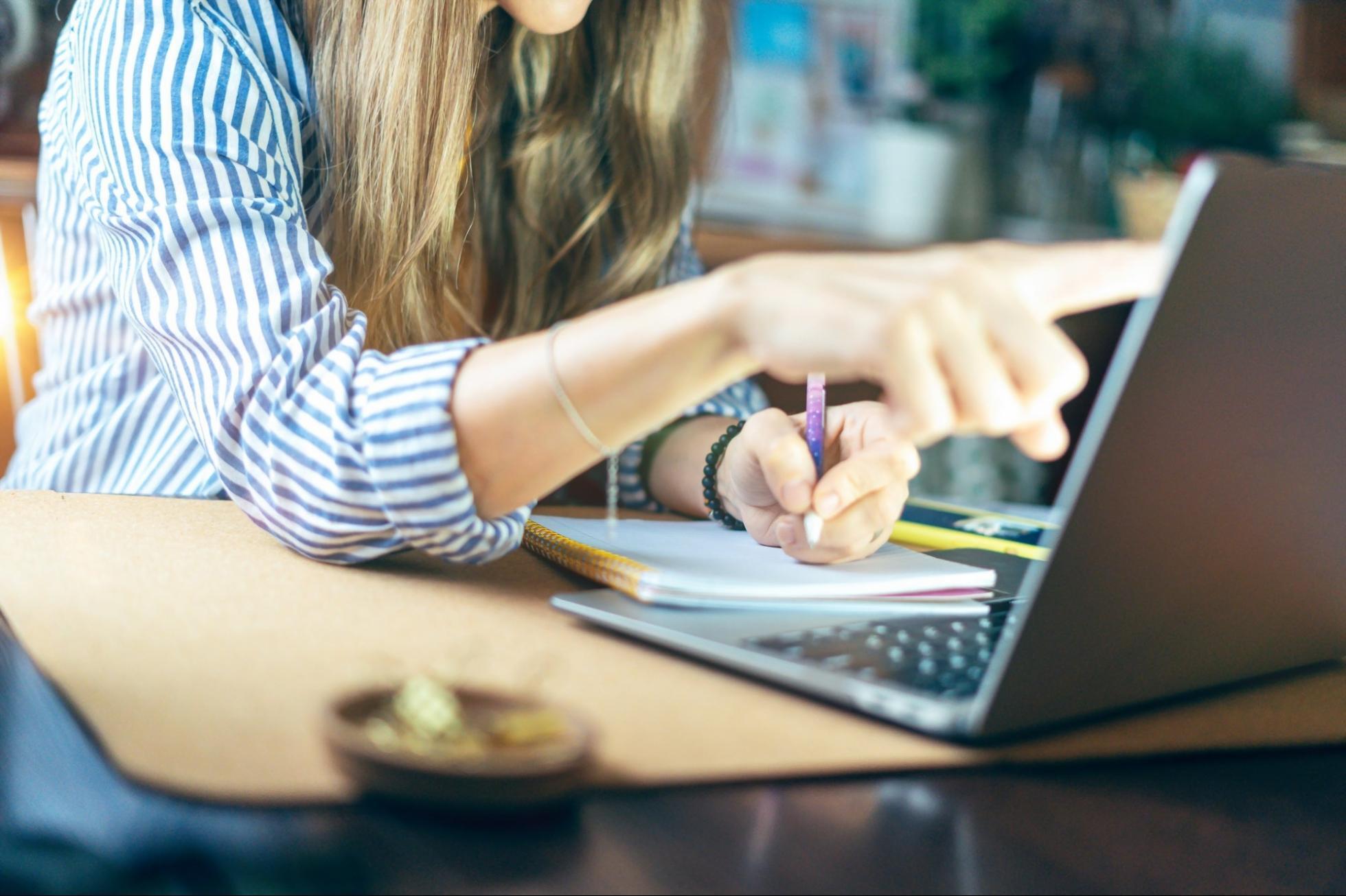 Consulente educativo che assiste uno studente nella pianificazione del percorso formativo