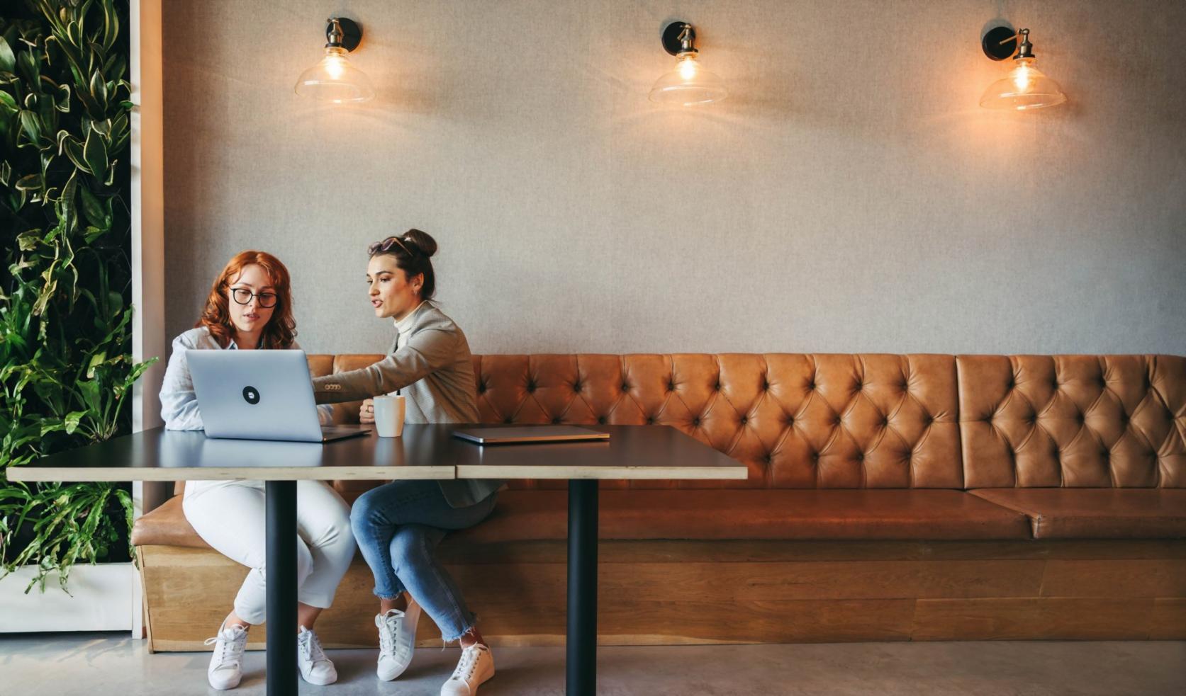 Gruppo di studenti che collaborano durante una sessione di apprendimento online